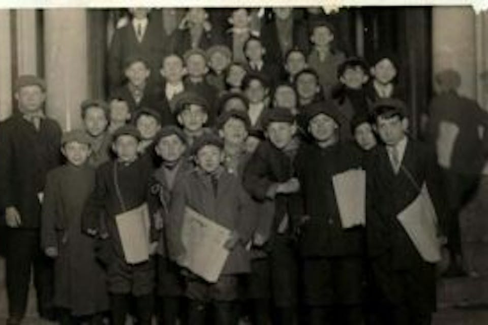 Newsboys waiting for the *Forverts*, 1913. *Lewis Hine.* Waiting_for_the_forwards