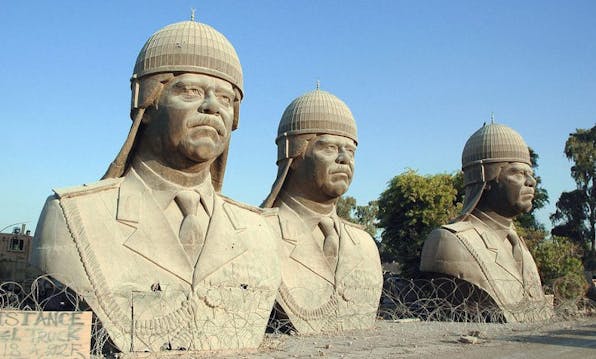 1024px-SaddamHusseinBronzeskulpturen (Wiki)