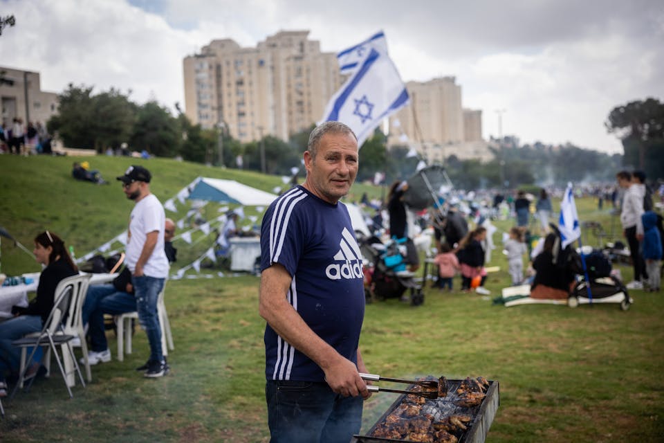 People doing barbecue during Israel’s 74th Independence Day celebrations in Saker Park, Jerusalem, May 05, 2022. Photo by Yonatan Sindel/Flash90 *** Local Caption *** מטס
מטוסים
יום העצמאות
גן סאקר
סקר
גן
דגלים
ברבקיו
דגל