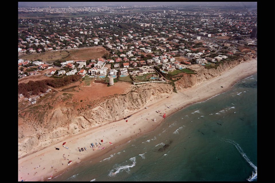 AERIAL VIEW OF HERZLIA PITUACH FROM WEST TO EAST.
öéìåí àåéø îîòøá ìîéæøç ùì äøöìéä ôéúåç.