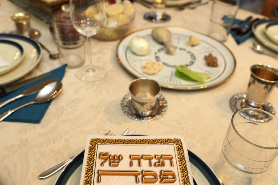 **File** The Passover Hagada, which is read from during the Seder, with prayers and the order of the Passover Seder. At the back is the Passover plate, among the foods placed on it are a mutt, lettuce, haroset, hard-boilged egg, wasabi, each type of food has a symbolic reason why it is eaten. March 29 2010. Photo by Flash90. *** Local Caption *** æøåò
îøåø
çñä
çøåñú
çæøú
áéöä ÷ùä
äâãä
ôñç