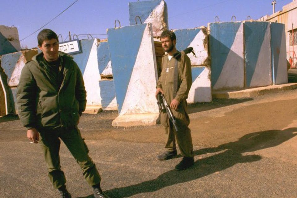 *IDF soldiers at a stronghold in the Lebanon security zone, 1989*. Ayalon Maggi/Israel Government Press Office. ISRAELI SOLDIERS SERVING IN ONE OF THE IDF STRONG-HOLDS IN THE SOUTH LEBANESE SECURITY ZONE NORTH OF THE “GOOD FENCE” BETWEEN ISRAEL AND LEBANON.
ùðé çééìéí äîùøúéí áàçã îîåöáé öä”ì áøöåòú äáéèçåï áãøåí ìáðåï.
