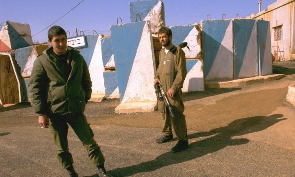 ISRAELI SOLDIERS SERVING IN ONE OF THE IDF        STRONG-HOLDS IN THE SOUTH LEBANESE SECURITY ZONE NORTH OF   THE “GOOD FENCE” BETWEEN ISRAEL AND LEBANON.
ùðé çééìéí äîùøúéí áàçã îîåöáé öä”ì áøöåòú äáéèçåï áãøåí ìáðåï.