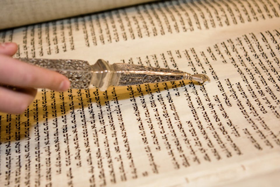 depositphotos_7496388-stock-photo-torah-reading-with-a-pointer