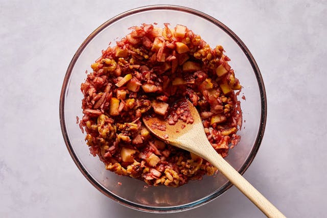 apple-and-walnut-charoset-recipe-2122293-step-04-b384fc9919814a9e92ee21e919c93985