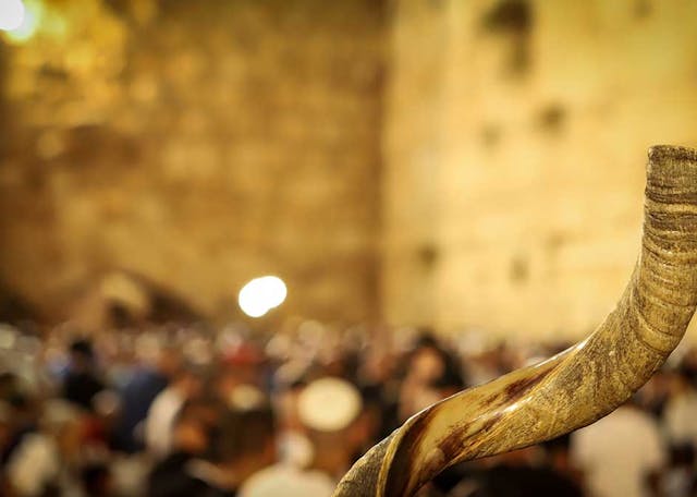 Shofar,And,In,The,Background,Religious,People,Pray,At,The