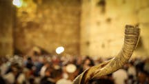 Shofar,And,In,The,Background,Religious,People,Pray,At,The