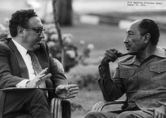 640px-Henry_Kissinger_with_Anwar_Sadat_cph.3b13868