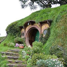 Bag_End,_Bilbo_Baggins_House,_Hobbiton_Movie_Set,_Matamata,_New_Zealand_2016_(50796538043)