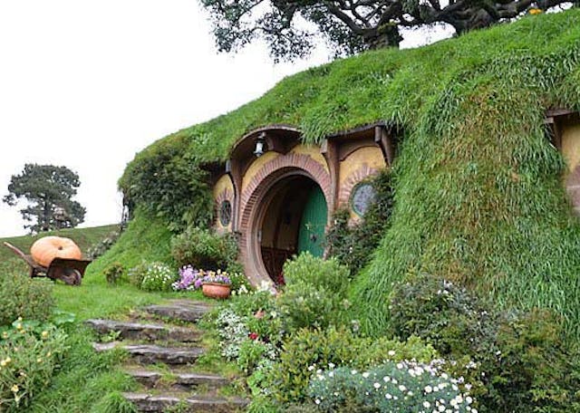 Bag_End,_Bilbo_Baggins_House,_Hobbiton_Movie_Set,_Matamata,_New_Zealand_2016_(50796538043)