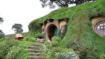 Bag_End,_Bilbo_Baggins_House,_Hobbiton_Movie_Set,_Matamata,_New_Zealand_2016_(50796538043)