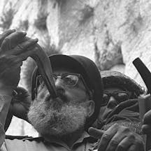 Six_Day_War._Army_chief_chaplain_rabbi_Shlomo_Goren,_who_is_surrounded_by_IDF_soldiers,_blows_the_shofar_in_front_of_the_western_wall_in_Jerusalem._June_1967._D327-043