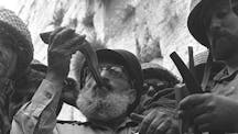 Six_Day_War._Army_chief_chaplain_rabbi_Shlomo_Goren,_who_is_surrounded_by_IDF_soldiers,_blows_the_shofar_in_front_of_the_western_wall_in_Jerusalem._June_1967._D327-043