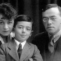 Jabotinsky,_wife_and_son.jpeg
