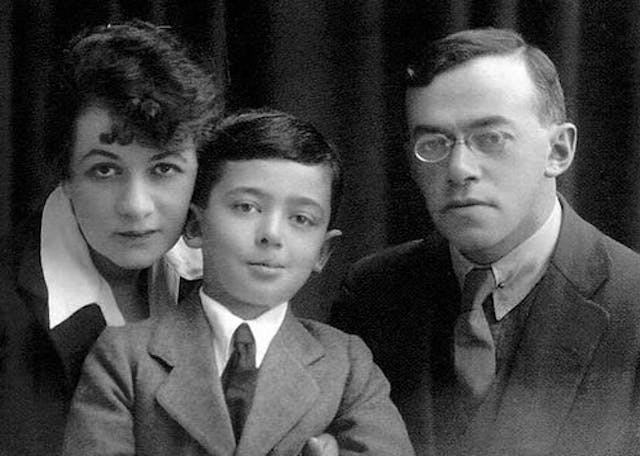 Jabotinsky,_wife_and_son.jpeg