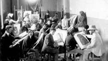 Bezalel_drawing_class_under_direction_of_Abel_Pann_1912