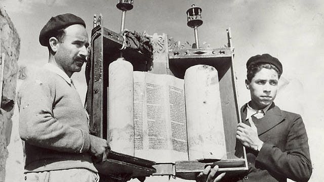 Torah_scroll_in_israel