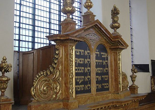 The top of the ark in the Bevis Marks synagogue. Bevis_Marks_Synagogue_04