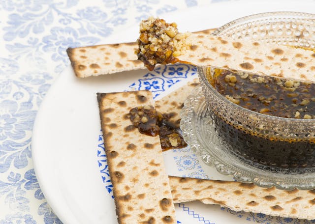 Passover,Matzo,With,Charoset