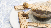 Passover,Matzo,With,Charoset