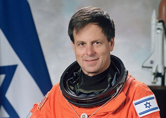 640px-Ilan_Ramon,_NASA_photo_portrait_in_orange_suit