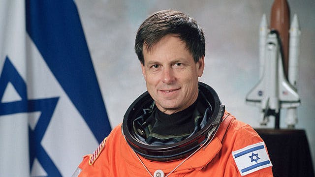 640px-Ilan_Ramon,_NASA_photo_portrait_in_orange_suit