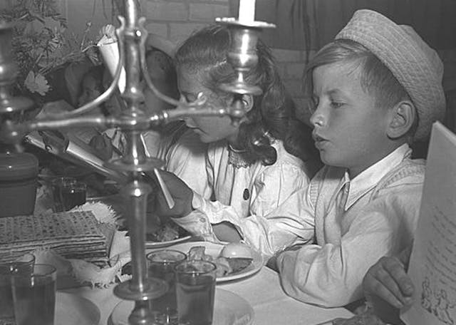 640px-Flickr_-_Government_Press_Office_(GPO)_-_A_PASSOVER_SEDER_IN_A_TEL_AVIV_KINDERGARTEN