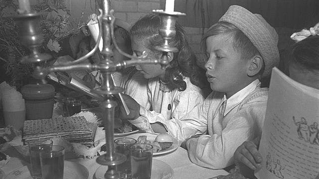 640px-Flickr_-_Government_Press_Office_(GPO)_-_A_PASSOVER_SEDER_IN_A_TEL_AVIV_KINDERGARTEN