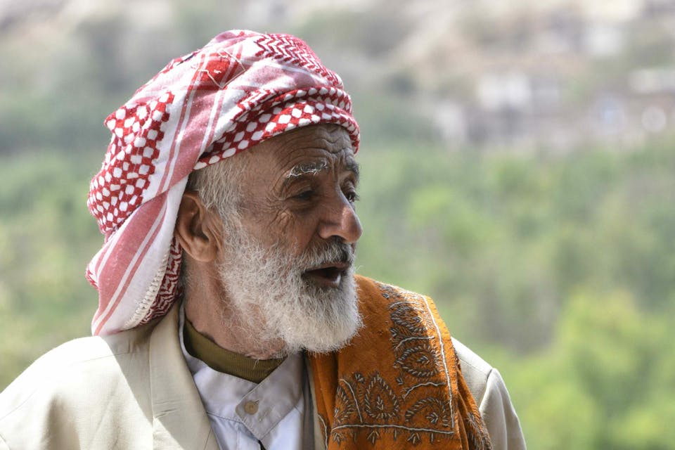A Yemenite man in a keffiyeh. *Rod Waddington via Wikimedia.* In_Conversation,_Yemen_(12694670333)