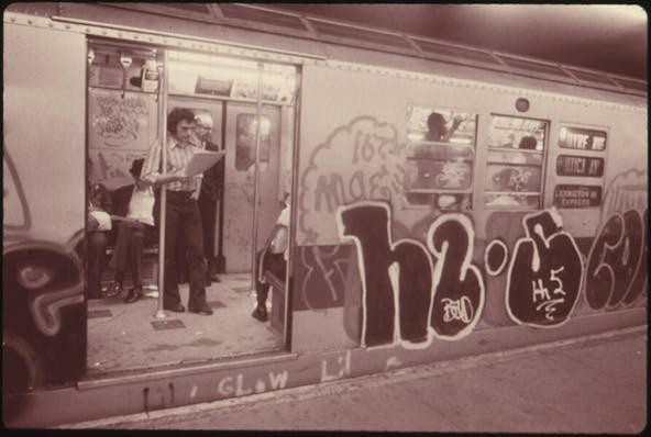1071px-GRAFFITI_ON_A_SUBWAY_CAR_ON_THE_LEXINGTON_AVENUE_LINE_IN_NEW_YORK_CITY._IN_1973_TRANSIT_AUTHORITY_POLICE_ARRESTED._-_NARA_-_556811-e1741325470786