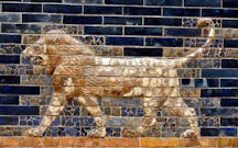 1280px-Roaring_lions_decorative_glazed_wall_panel_from_the_Throne_Room_of_king_Nebuchadnezzar_II_from_Babylon_Iraq._6th_century_BCE._Pergamon_Museum