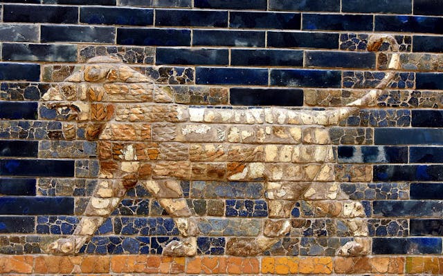 1280px-Roaring_lions_decorative_glazed_wall_panel_from_the_Throne_Room_of_king_Nebuchadnezzar_II_from_Babylon_Iraq._6th_century_BCE._Pergamon_Museum