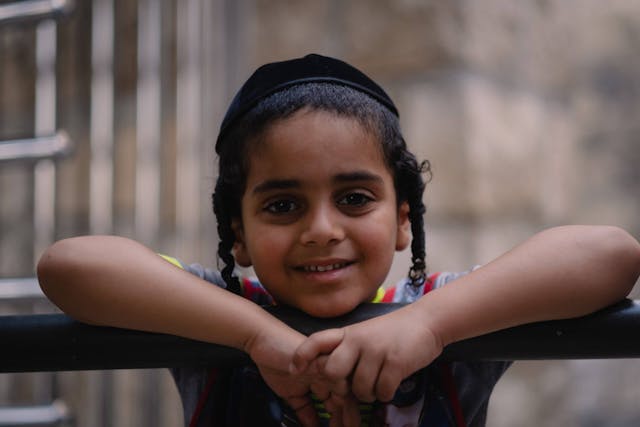 A_young_Jewish_Israeli_boy_of_Yemenite_descent_at_the_Western_Wall_in_Jerusalem,_Israel_DSF1268