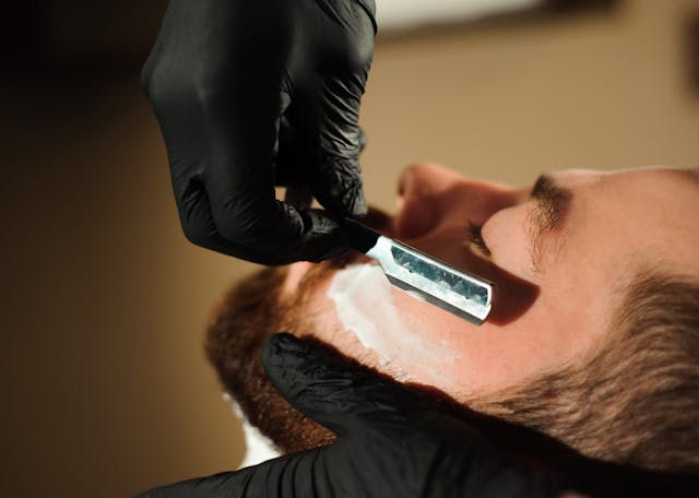 Master,Cuts,Hair,And,Beard,Of,Men,In,The,Barbershop,