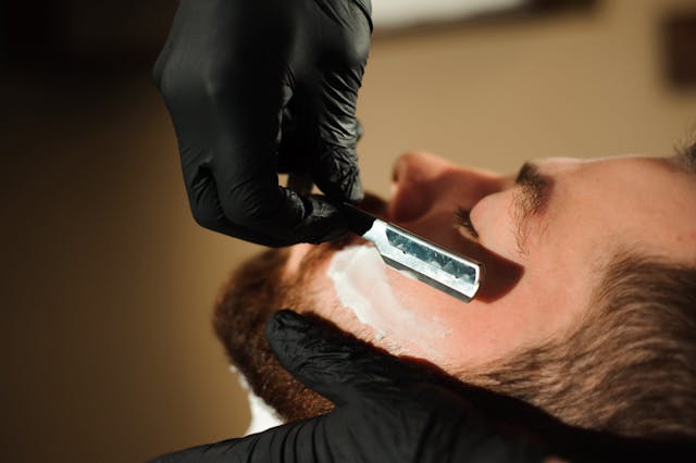 Master,Cuts,Hair,And,Beard,Of,Men,In,The,Barbershop,