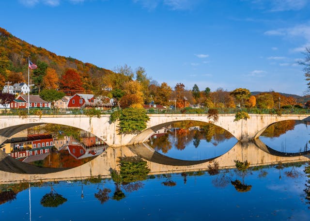Bridge,Of,Flowers,Massachusetts,Autumn,Fall,Foliage,Scene.,Reflective,Water
