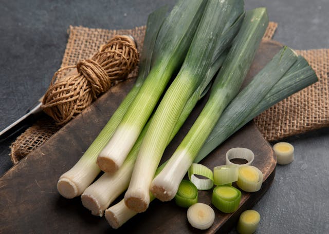 Whole,And,Cut,Fresh,Leeks,On,A,Dark,Background,,Vegetarian
