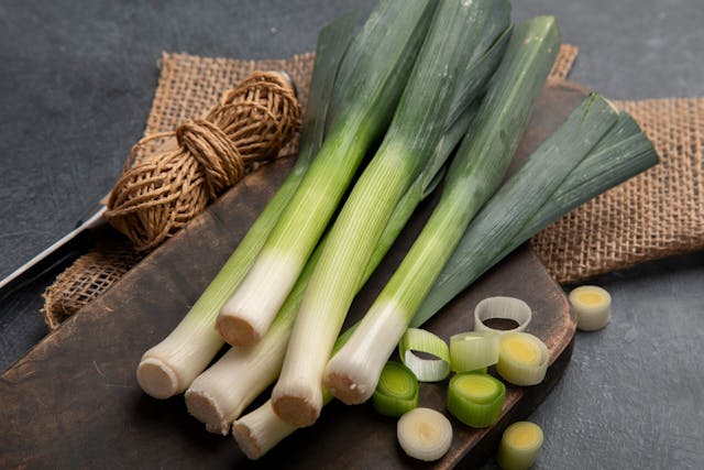 Whole,And,Cut,Fresh,Leeks,On,A,Dark,Background,,Vegetarian