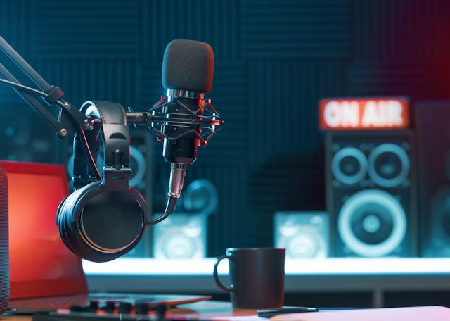 Professional,Microphone,And,Headphones,At,The,Radio,Station,,Entertainment,And