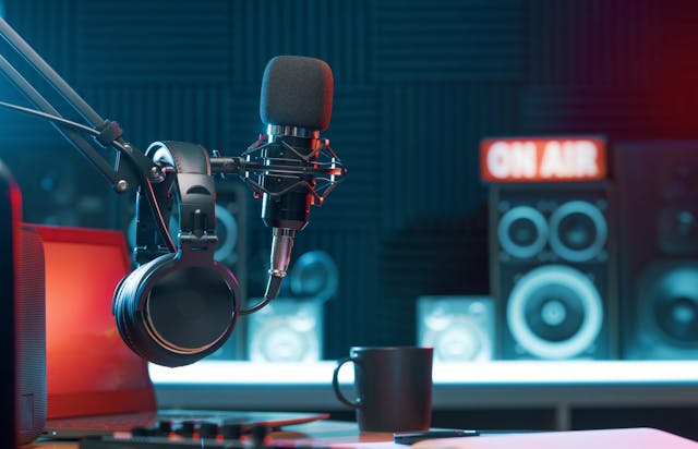 Professional,Microphone,And,Headphones,At,The,Radio,Station,,Entertainment,And