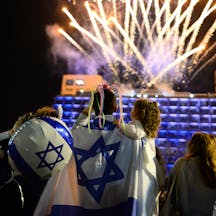 Israelis in Tel Aviv celebrate Yom Ha'atzmaut Israelis in Tel Aviv celebrate Yom Ha'atzmaut