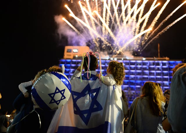 Israelis in Tel Aviv celebrate Yom Ha'atzmaut Israelis in Tel Aviv celebrate Yom Ha'atzmaut