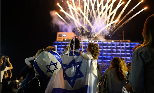 Israelis in Tel Aviv celebrate Yom Ha'atzmaut