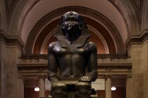 Colossal Seated Statue of a Pharaoh in the Great Hall of the Metropolitan Museum of Art (ELEPHOTOS / Shutterstock)