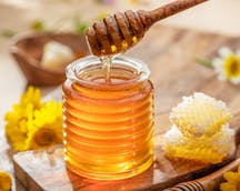 Natural organic honey in glass jar (Valentyn Volkov / Shutterstock)