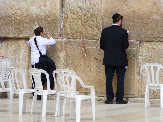 Prayers at the Wailing Wall (Paul Arps / Wikimedia Commons)
