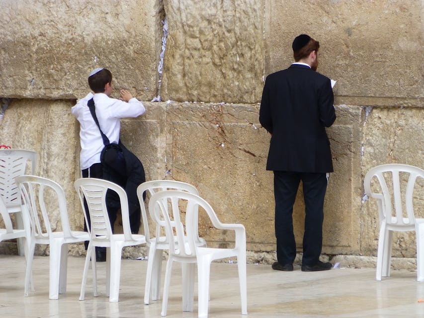 Prayers at the Wailing Wall (Paul Arps / Wikimedia Commons)