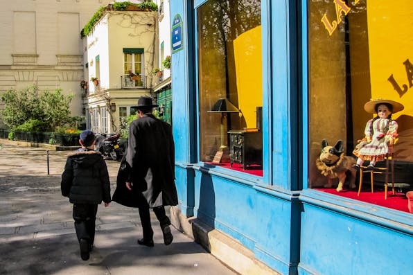 Rue Vaugirard in Paris, France - March 22, 2014 (engineervoshkin / Shutterstock) Rue Vaugirard in Paris, France - March 22, 2014 (engineervoshkin / Shutterstock)