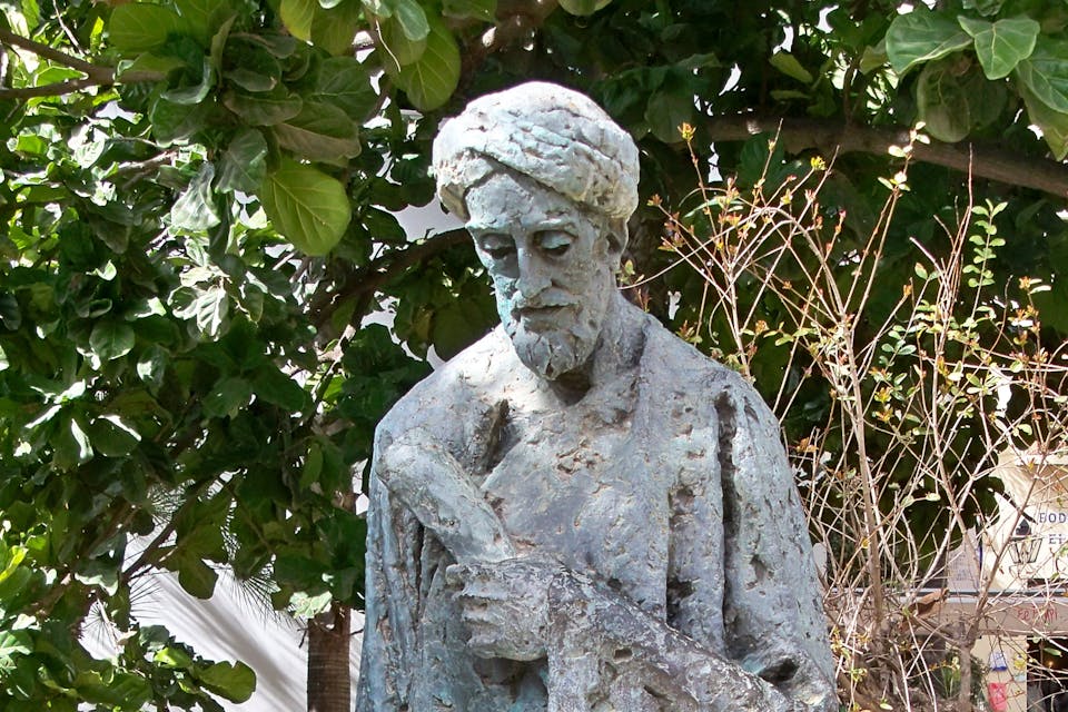 Monument to Solomon ibn Gabirol (photo by Daniel Capilla / Wikimedia) Monument to Solomon ibn Gabirol (photo by Daniel Capilla / Wikimedia)