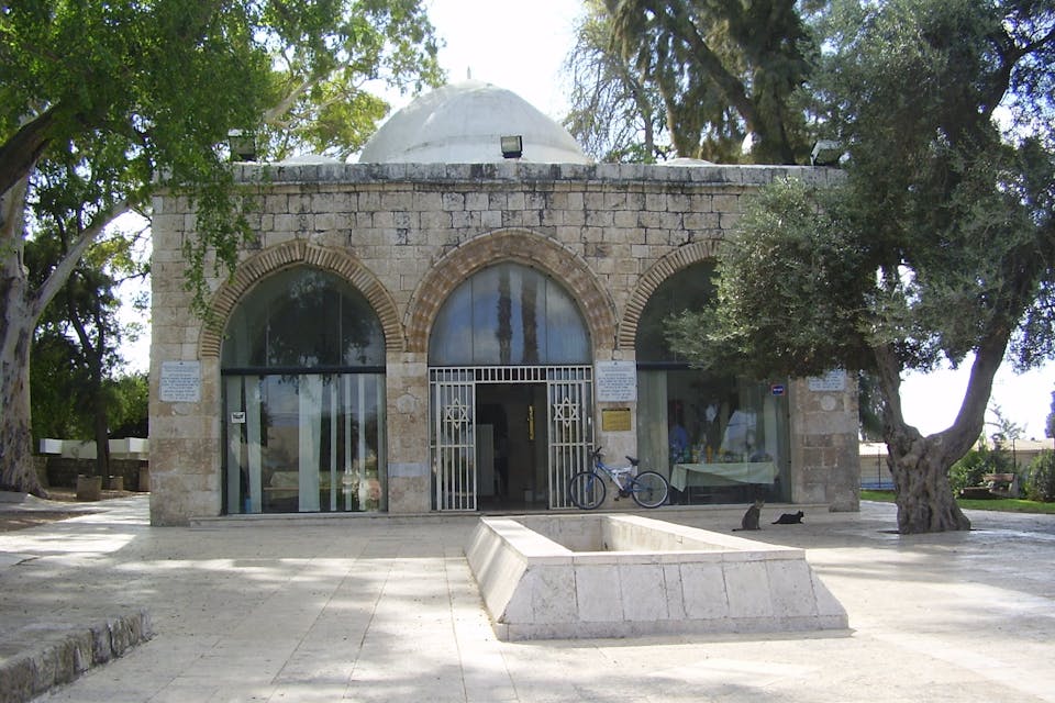 Rabbi Gamliel Tomb, Yavneh (Avishai Teicher / Wikimedia) Rabbi Gamliel Tomb, Yavneh (Avishai Teicher / Wikimedia)